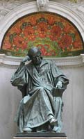 statue